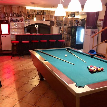 Whole Basement Former Pub3 For Bachelor / Bachelorette Party ブダペスト エクステリア 写真