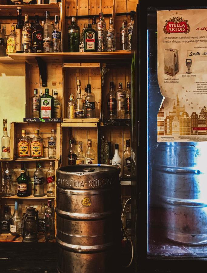 Whole Basement Former Pub3 For Bachelor / Bachelorette Party ブダペスト エクステリア 写真