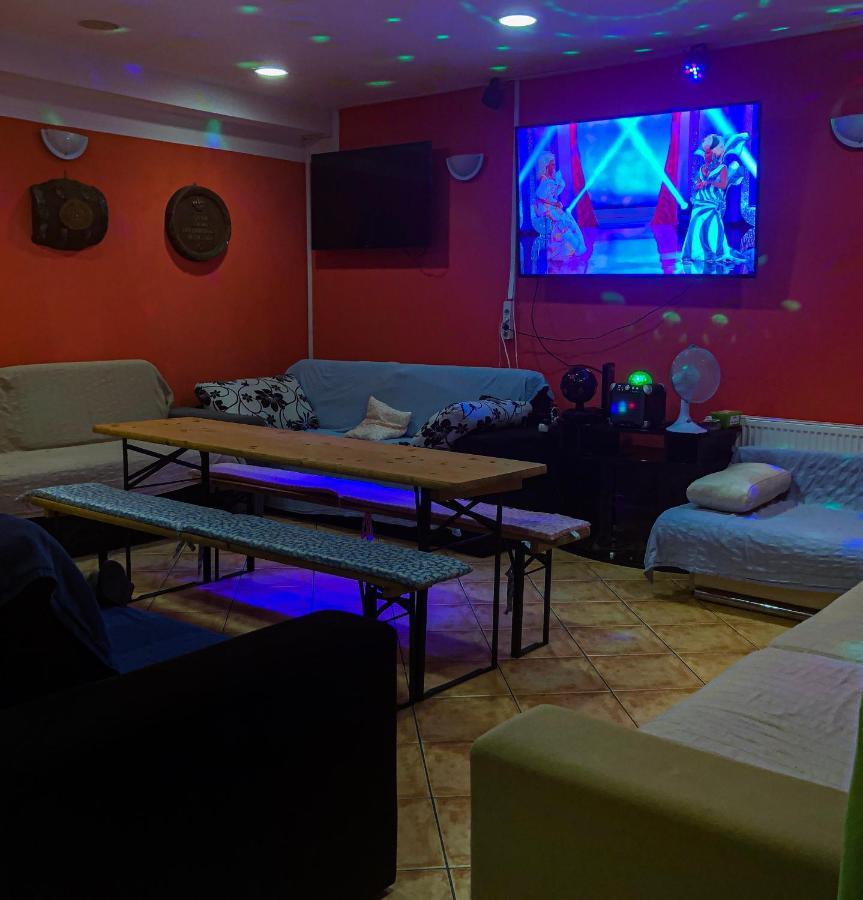Whole Basement Former Pub3 For Bachelor / Bachelorette Party ブダペスト エクステリア 写真