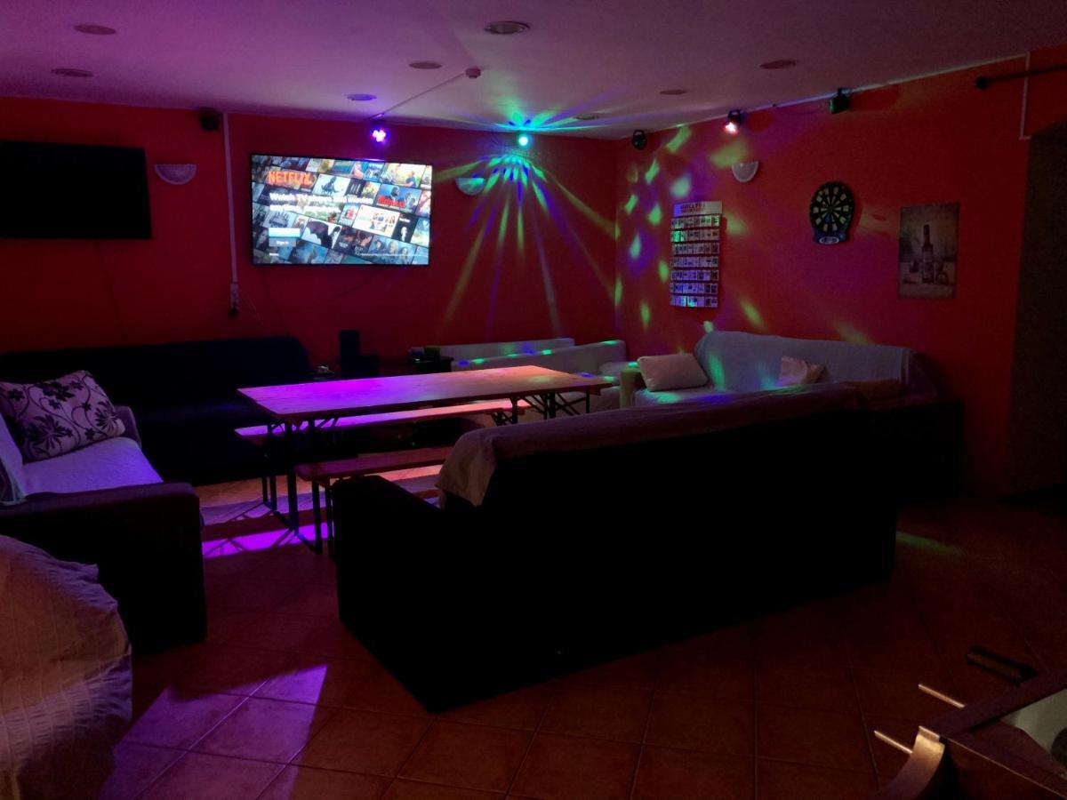 Whole Basement Former Pub3 For Bachelor / Bachelorette Party ブダペスト エクステリア 写真
