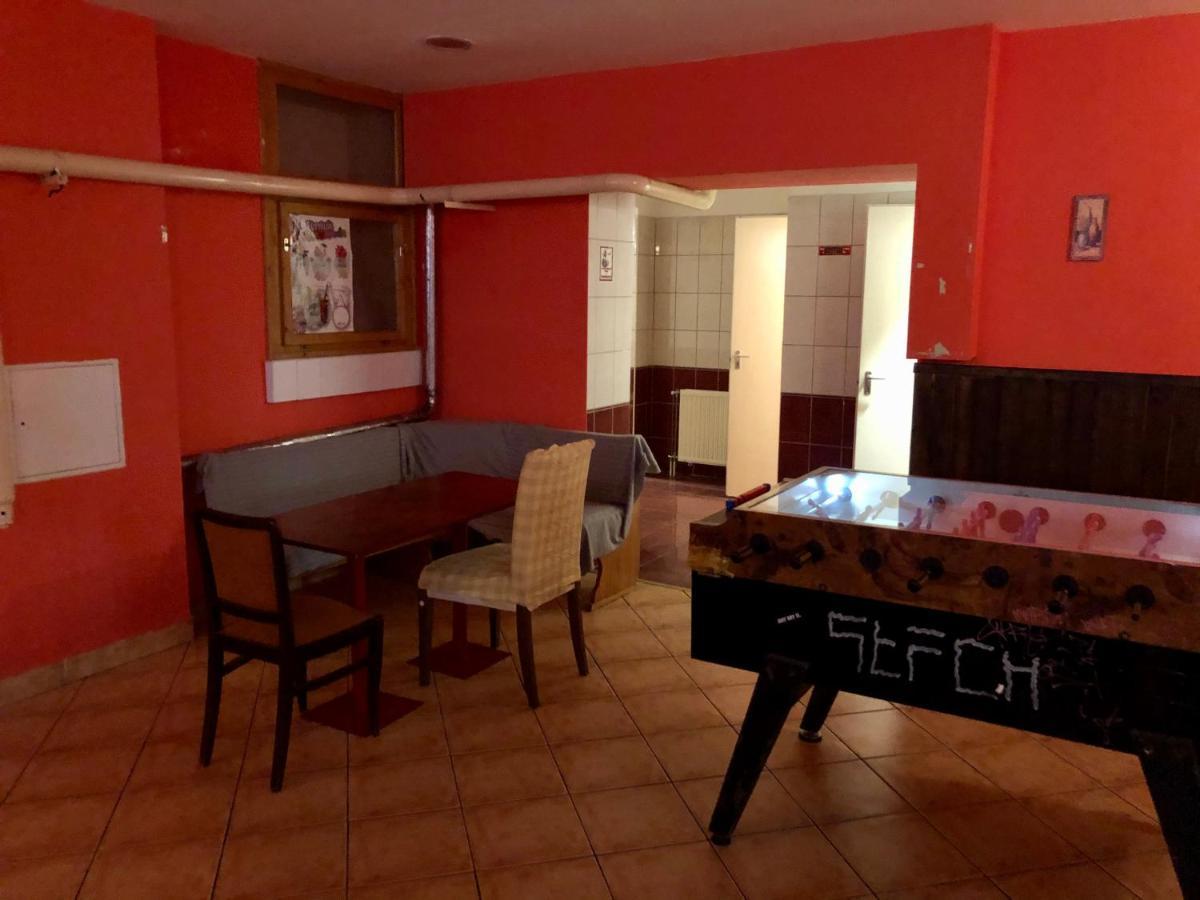 Whole Basement Former Pub3 For Bachelor / Bachelorette Party ブダペスト エクステリア 写真