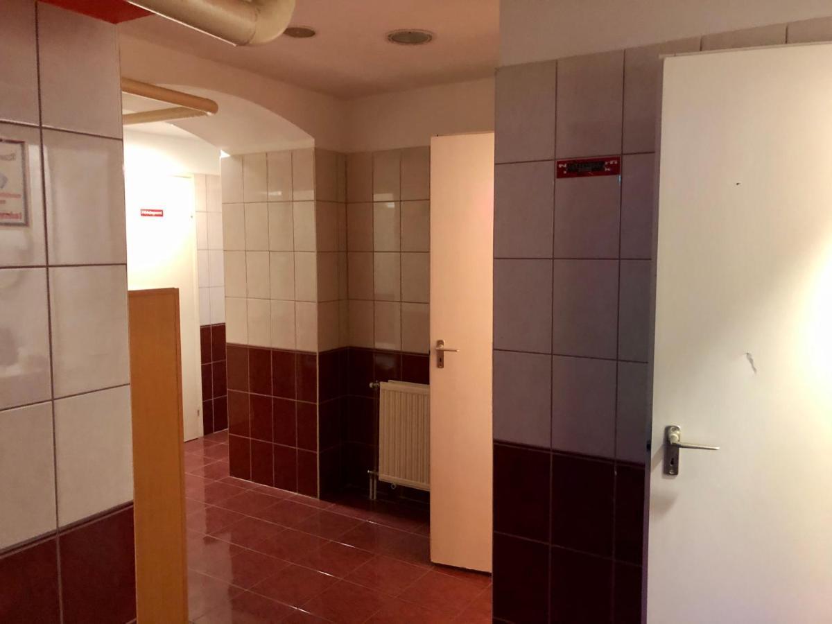 Whole Basement Former Pub3 For Bachelor / Bachelorette Party ブダペスト エクステリア 写真