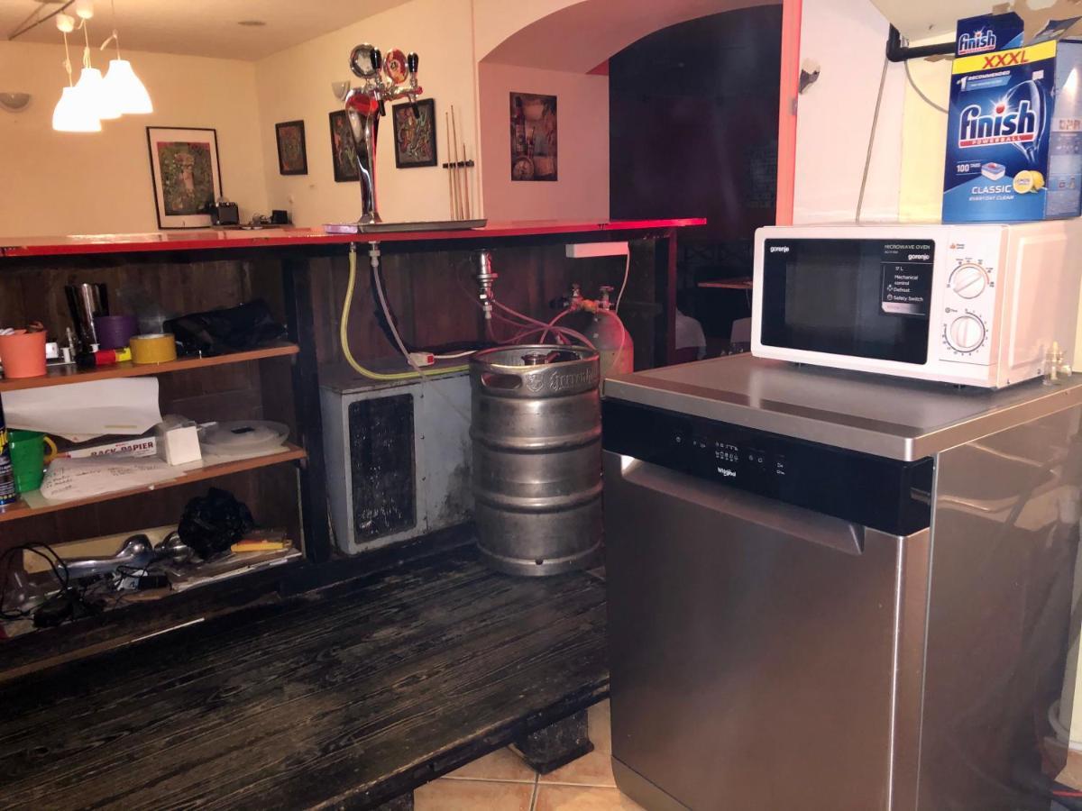 Whole Basement Former Pub3 For Bachelor / Bachelorette Party ブダペスト エクステリア 写真