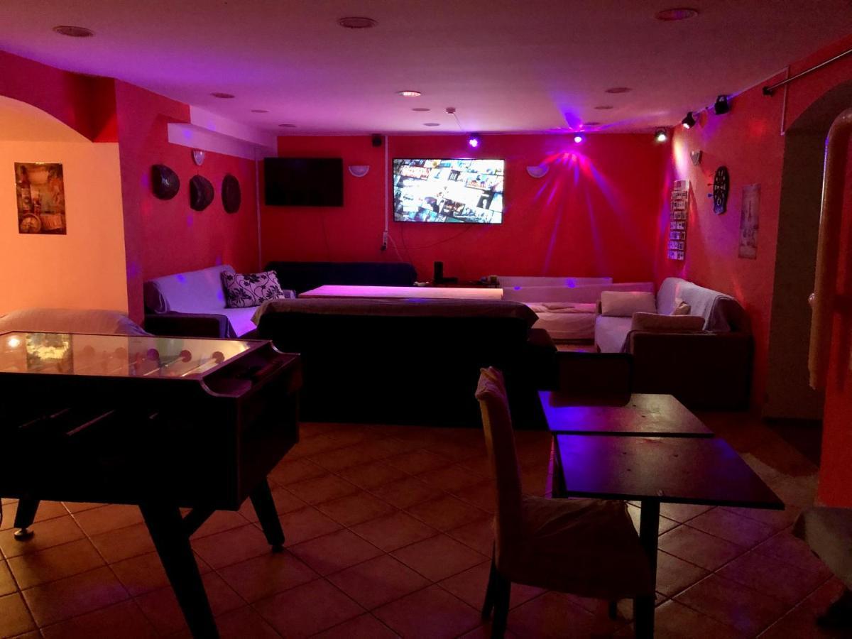 Whole Basement Former Pub3 For Bachelor / Bachelorette Party ブダペスト エクステリア 写真